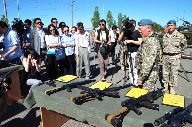 Kaztube: Қорғаныс министрлігі Журналистер күніне арнап әскери бөлімде жиын өткізді