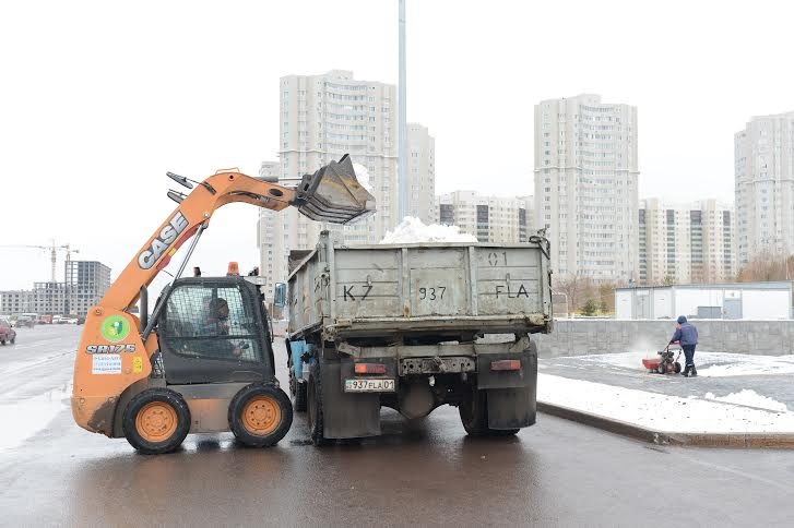 Астана жаңалықтары: Астанаға алғашқы қар түскелі 25 мың шаршы метр қар күрелді