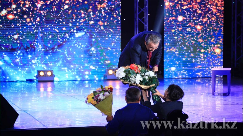 Блог - arailym_zhalauly: Сәлем, Қазақстан бағдарламасының сахна төрінде халықтың сүйікті әншісі Нұрлан Өнербаев